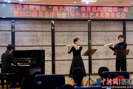 图为大学生现场表演。福大88858cc永利 供图 图为大学生现场表演。福大88858cc永利 供图
